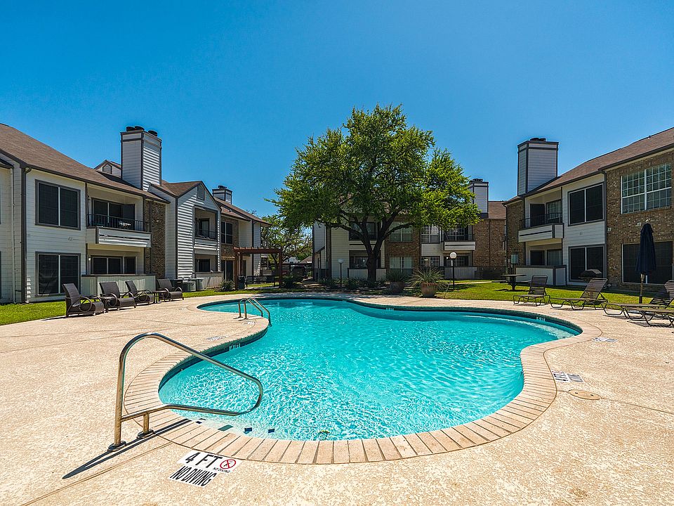 The Oaks of Arlington-Swimming Pool