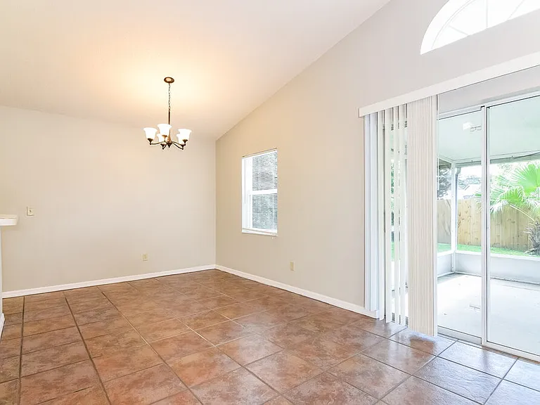 704 Sand Ridge Dr — Photo 4