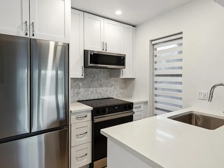 410 SE 13th St #4 — Photo 3