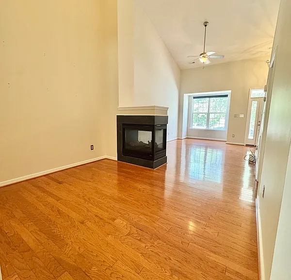 2409 Silver Lake Ter — Photo 6