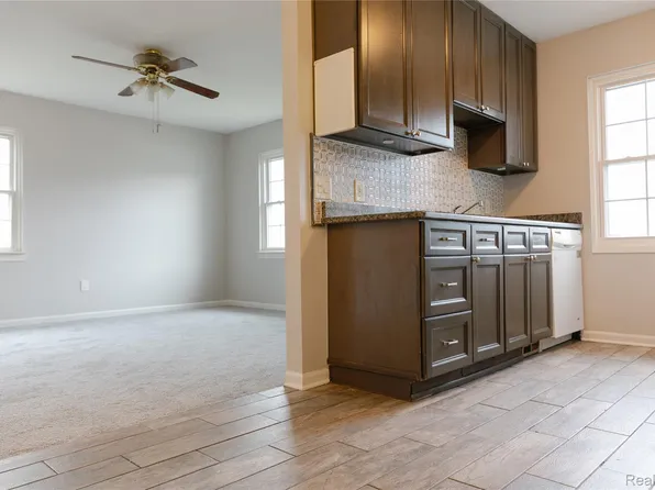207 Neptune Dr, Walled Lake, MI 48390