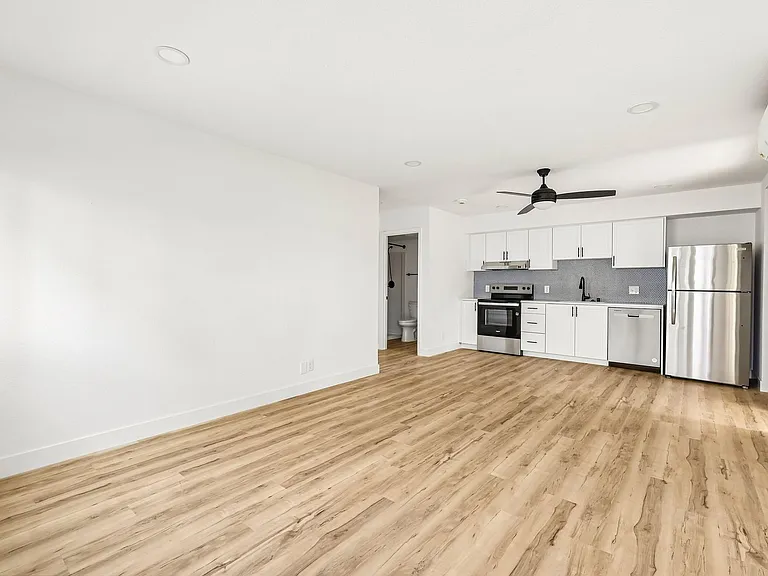 The Crest |NEWLY Renovated Studios, Lofts, 1, 2 & 3 Bedroom Homes Near the Beach — Photo 32