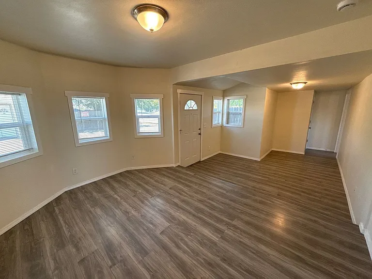 3355 Portland Rd NE #1 — Photo 5