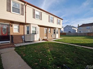 20 Daisy Ct, Sayreville, NJ 08872