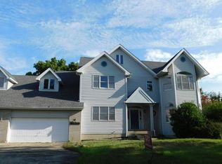 25W310 Geneva Rd, Carol Stream, IL 60188