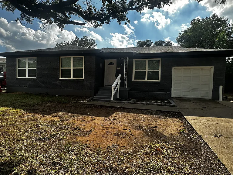 929 Brown Trl — Photo 2
