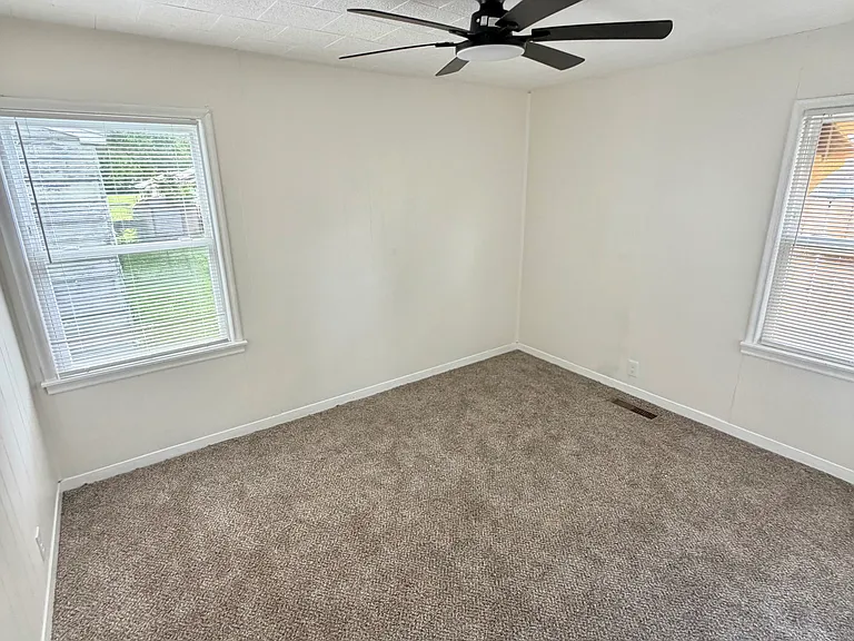 1002 S Hickory St — Photo 9