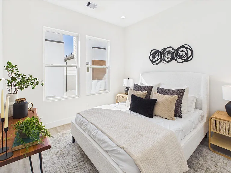 2421 Harrington St — Photo 38