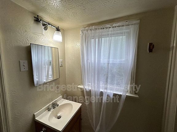 4th image of 1317 Salem Ave APT 2