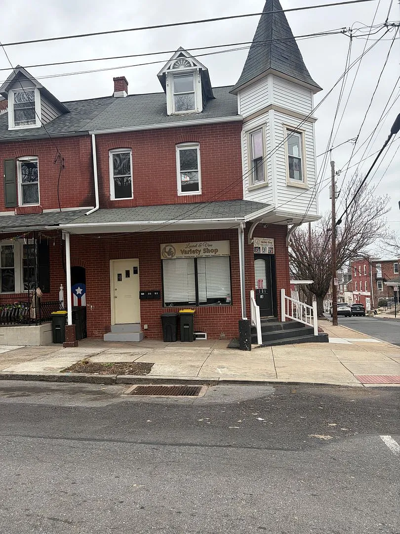 121 Laurel St — Photo 1