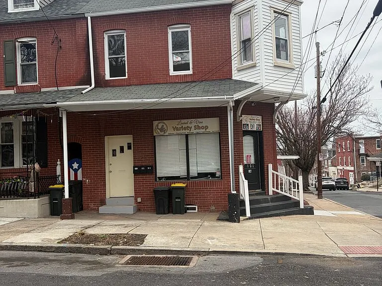 121 Laurel St — Photo 1