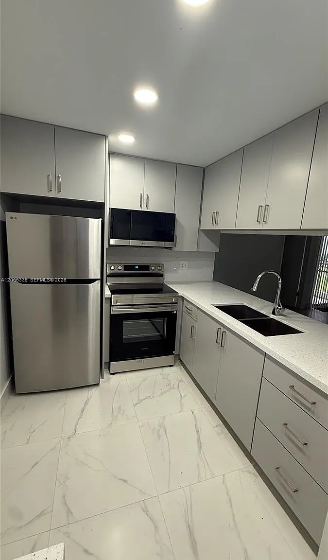 Lago Grande Five-C Condo — Photo 4