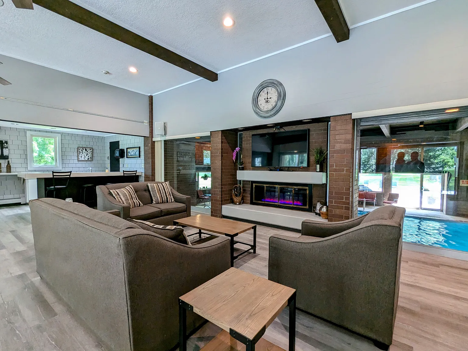 Newly updated 2bdrm 1bath condo with great amenities! 9/1 — Photo 1