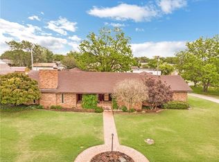421 S 18th St, Clinton, OK 73601