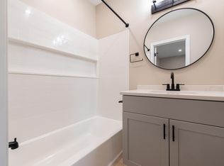 18 Fairlawn Ave FLOOR 1, Pawtucket, RI 02860