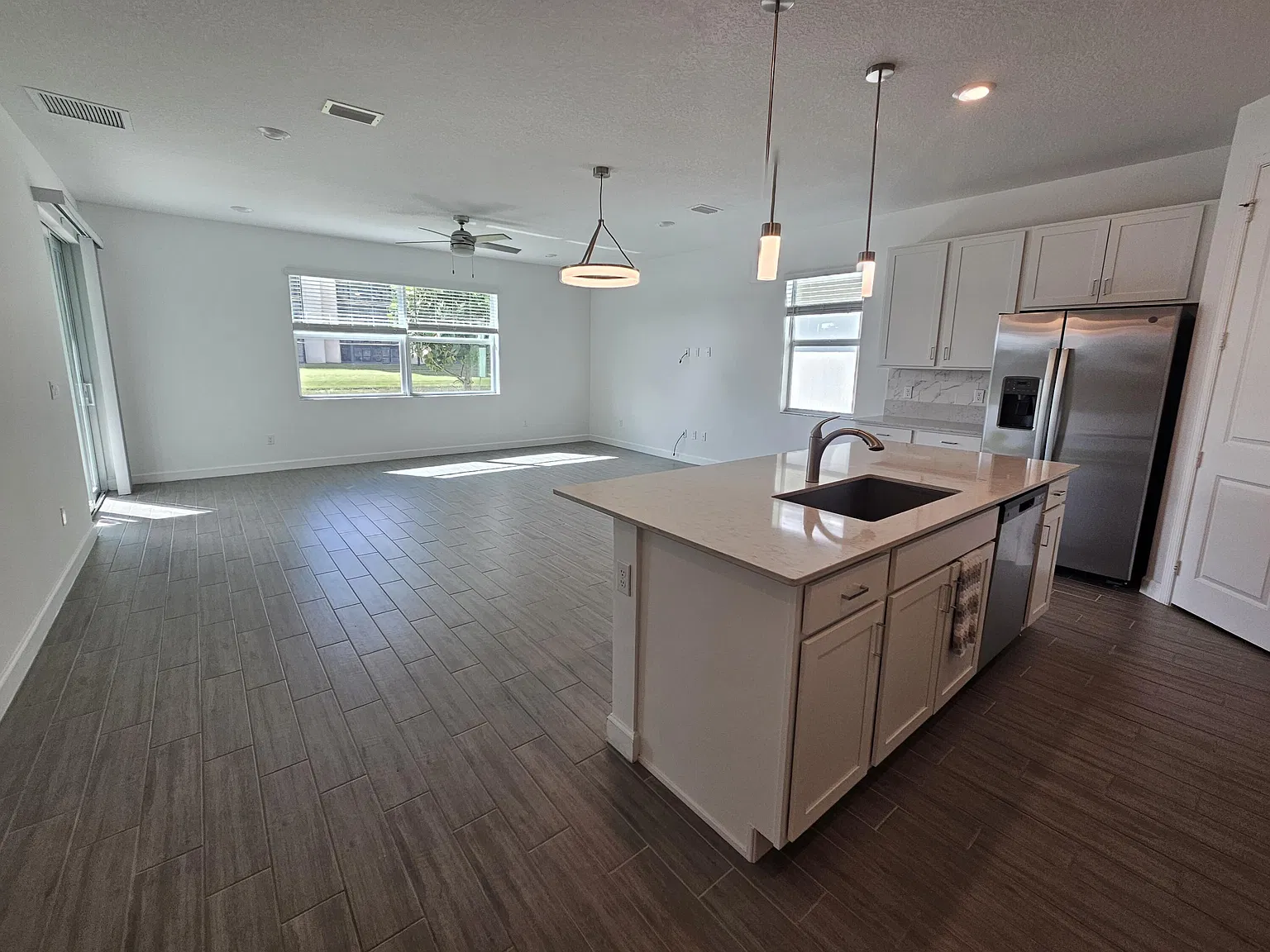 3 bed, 2.0 bath, 1703 sqft, $4,000 — Photo 3