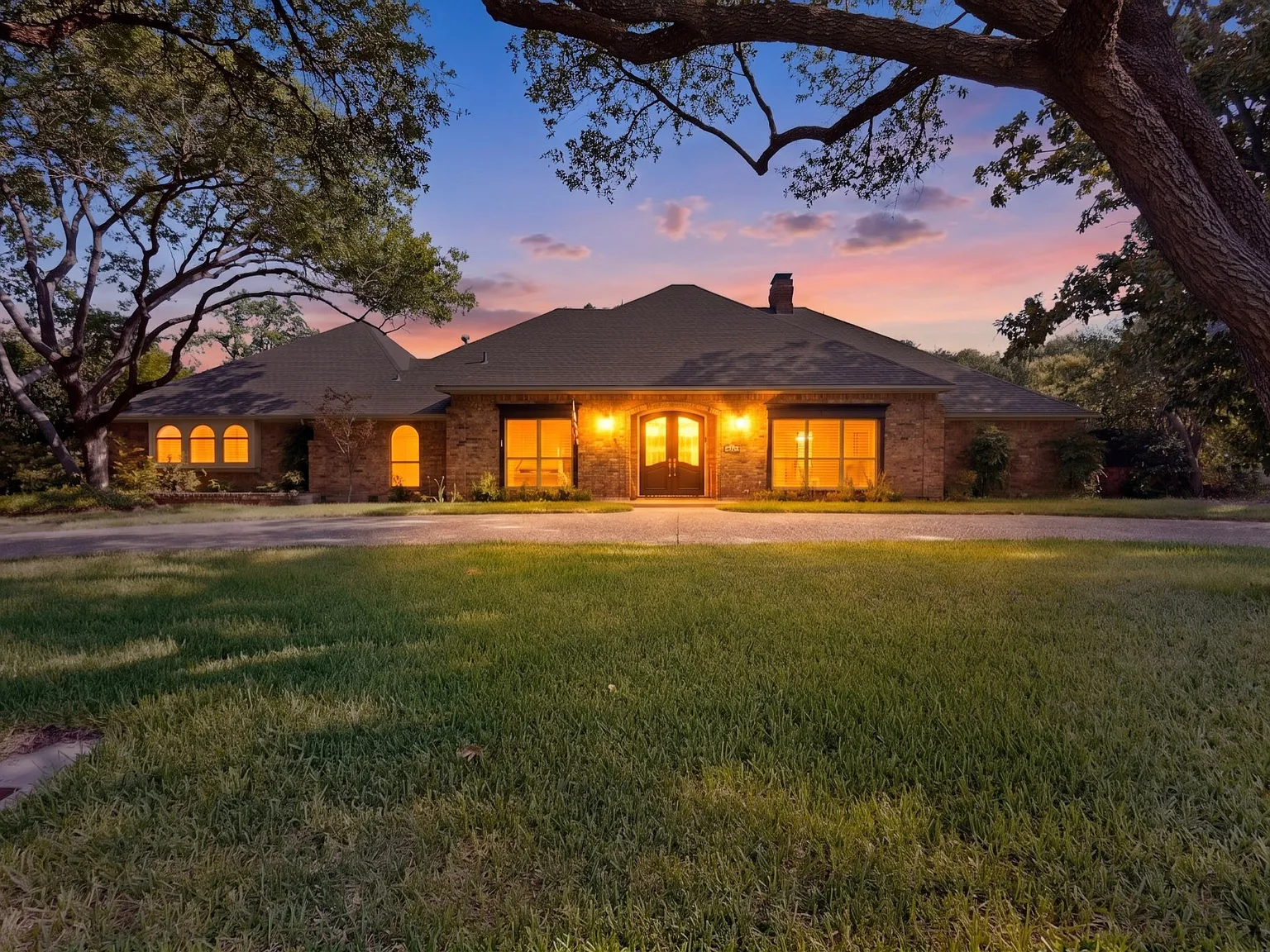 5 bed, 4.5 bath, 3640 sqft, $6,300 — Photo 2