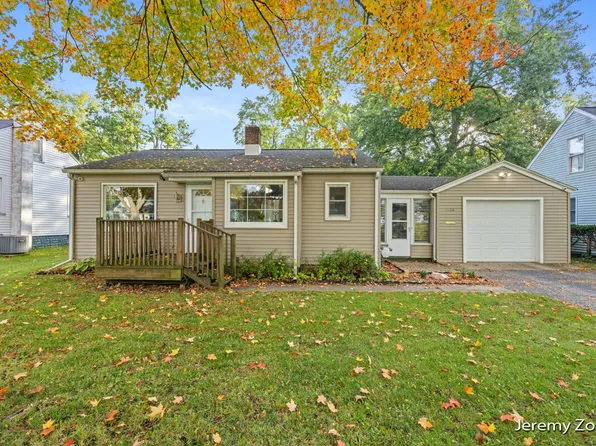1428 Woodrow Dr, Kalamazoo, MI 49048