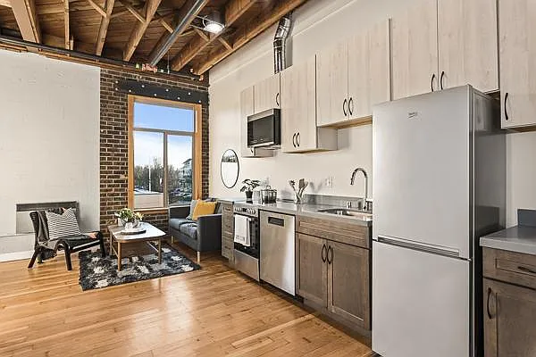 290 Burnett Ave S — Photo 1