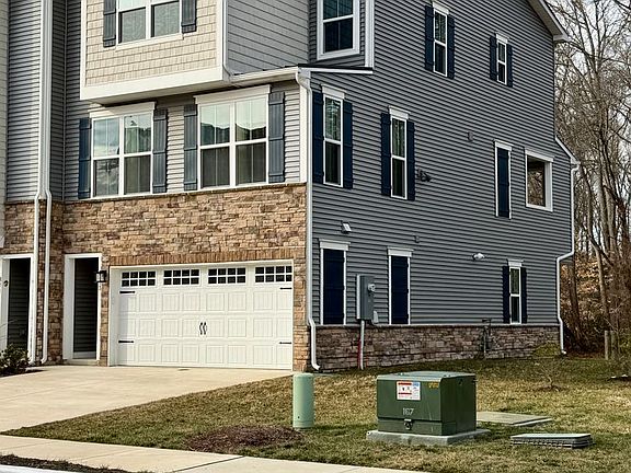 3rd image of 813 Canary Island Ct
