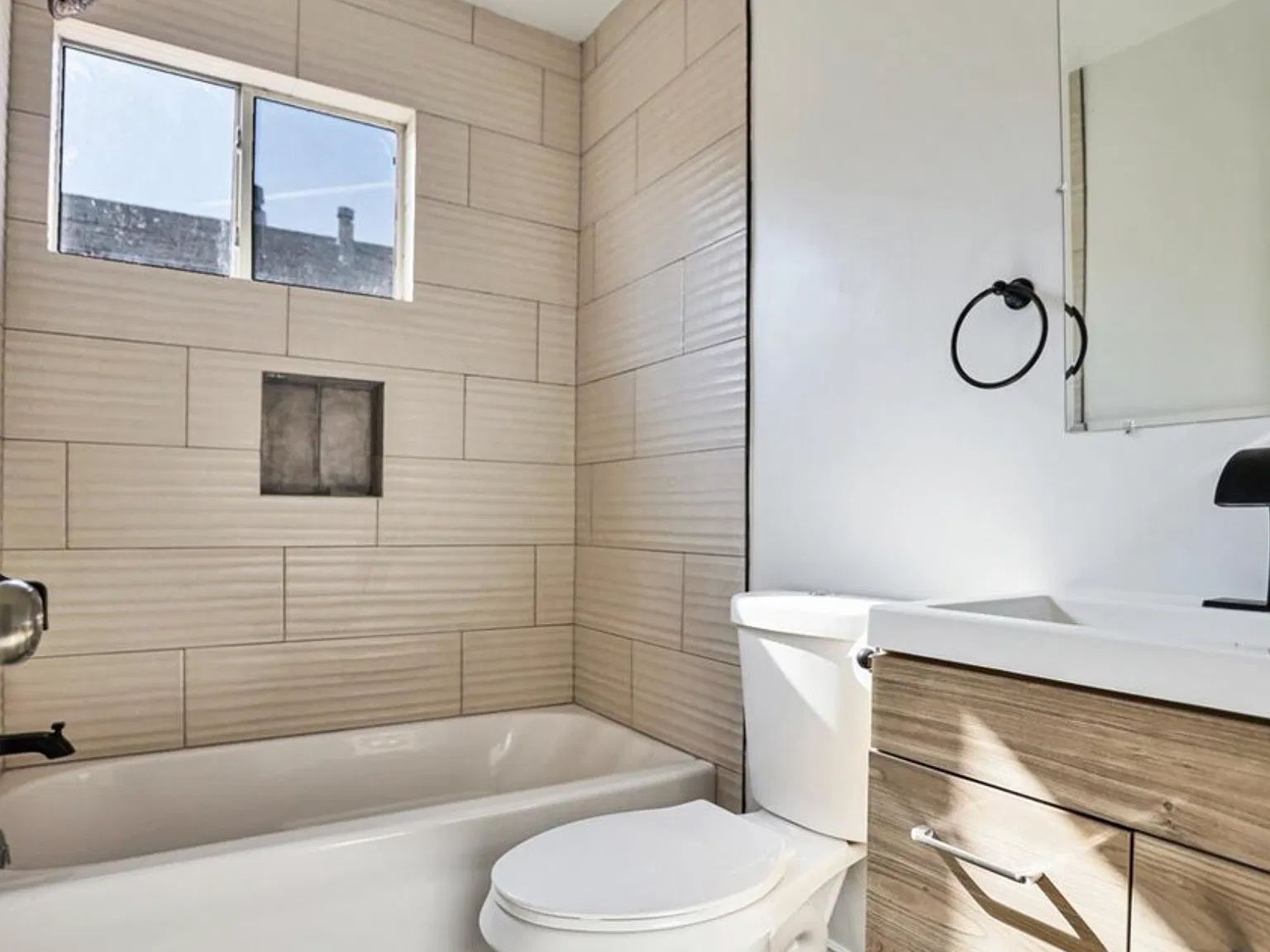 9126 Crenshaw Blvd — Photo 3