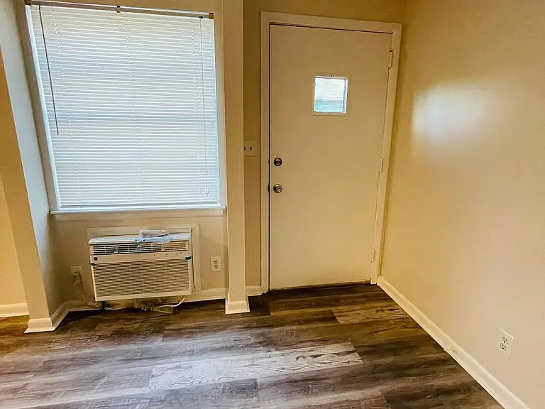860 Monroe Dr NE #5 — Photo 2