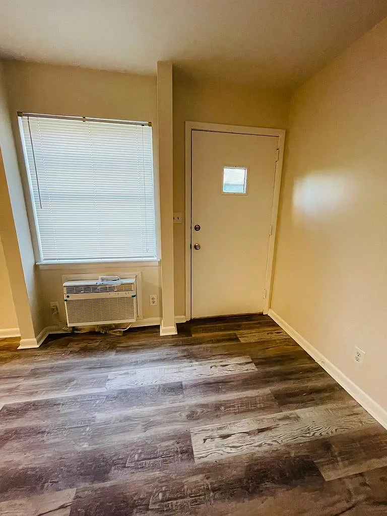Building Photo - 860 Monroe Dr NE #5