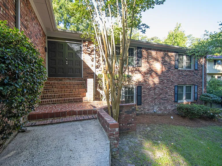 1110 Slann Dr — Photo 2