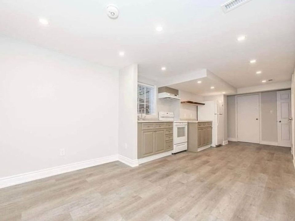 2nd image of 279 Elmwood Cres #Basement