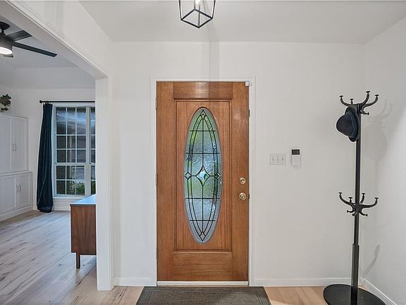 2nd image of 915 Queens Dr