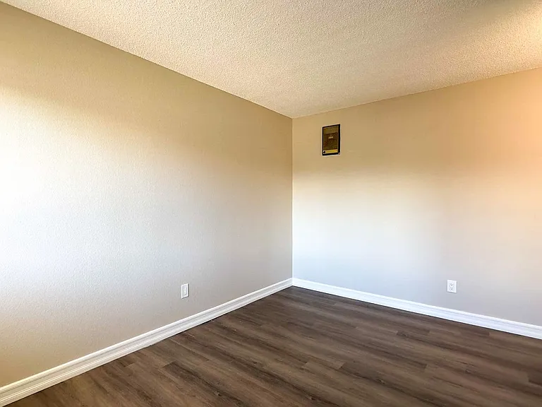 4325 Texas St — Photo 8