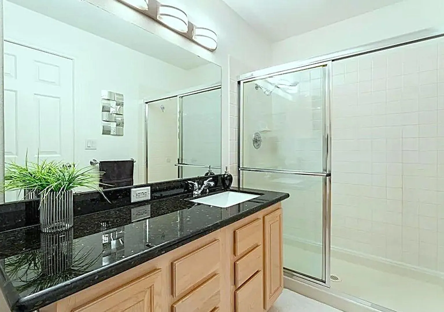 2 bed fully furnished Unit — Photo 4