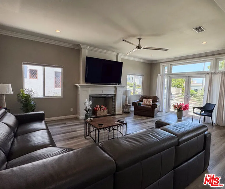 3 bed, 2.0 bath, 2146 sqft, $6,500 — Photo 2