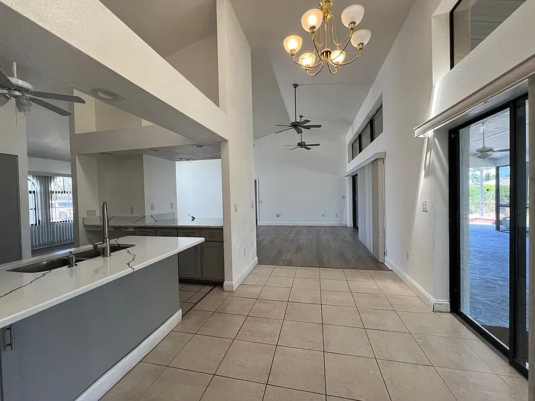 2092 Rio De Janeiro Ave — Photo 9