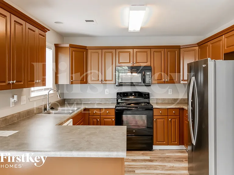 104 Mayfair Ln — Photo 4