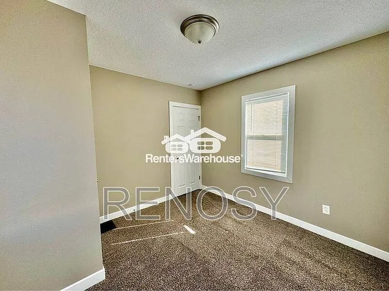 1138 E 8th St — Photo 10