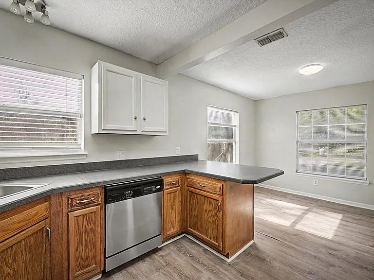 3303 Broadway Ave — Photo 6