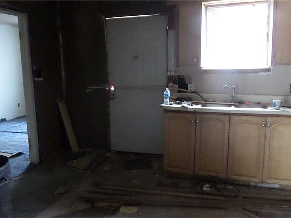 5th image of 1203 E Oakland St