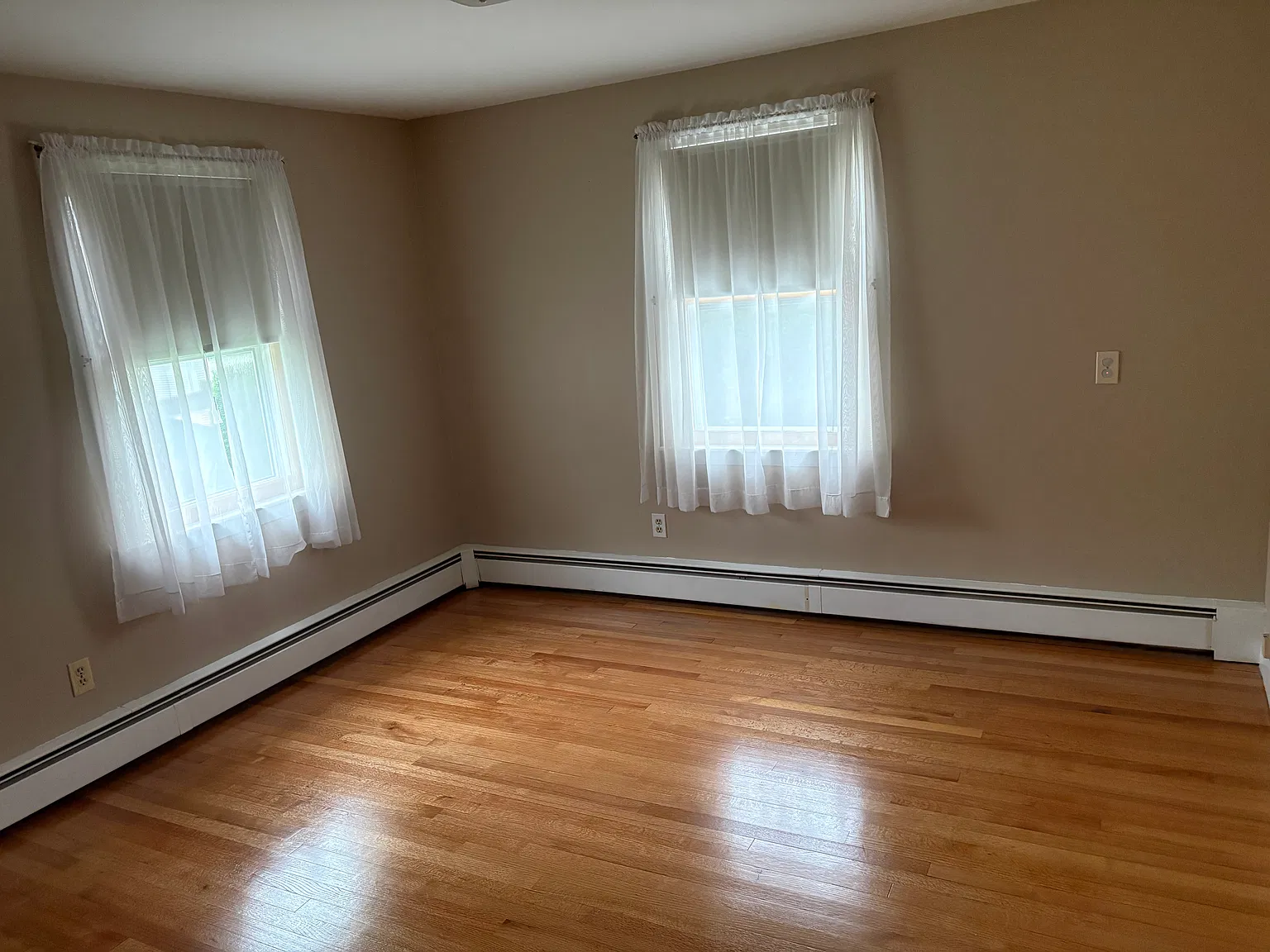 3 bed, 1100 sqft, $2,200 — Photo 4