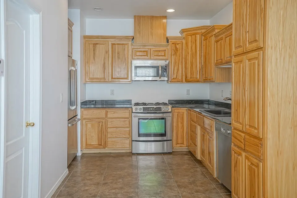 3 bed, 1847 sqft, $2,800 — Photo 3