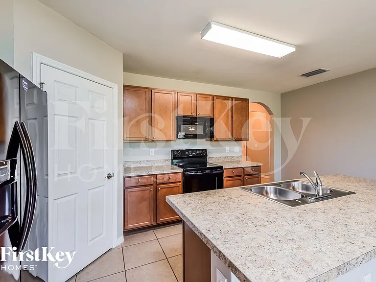 2704 SW 32nd St — Photo 5
