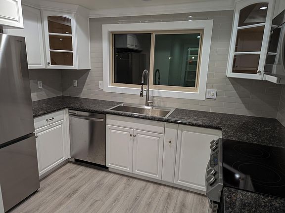 4th image of 2351 Dahlia Dr
