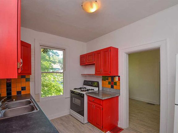 4th image of 3929 Paxton Ave