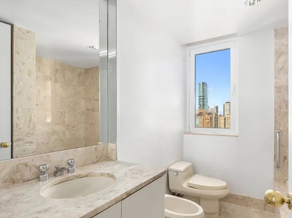 100 United Nations Plaza image 7 of 10