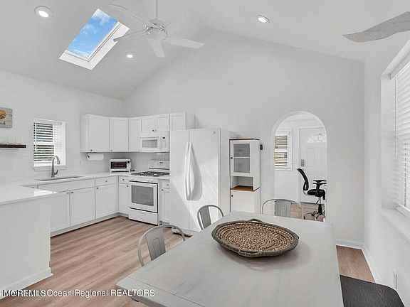 3rd image of 638A Redmond Ave
