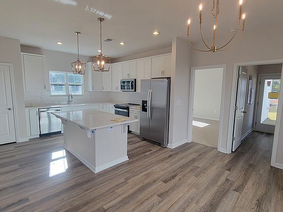3rd image of 5 Whispering Oaks Circle