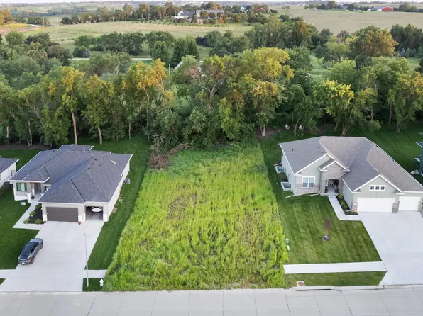 16921 Abigail St, Bennington, NE 68007