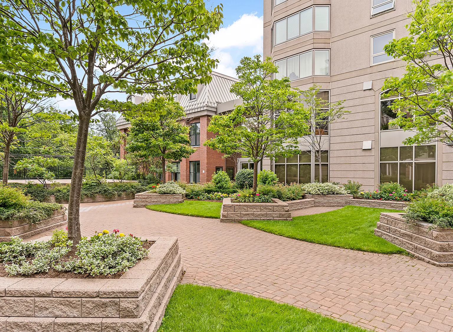 Summer Crest Apartments — Photo 2