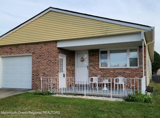 19 Pebble Beach Ct, Toms River, NJ 08757