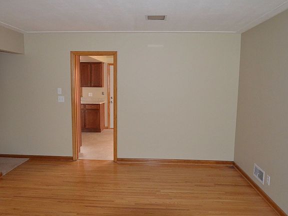 4th image of 912 County Road D W